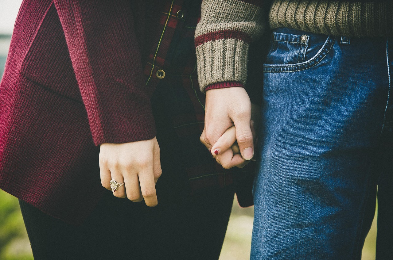 Pareja cogida de la mano