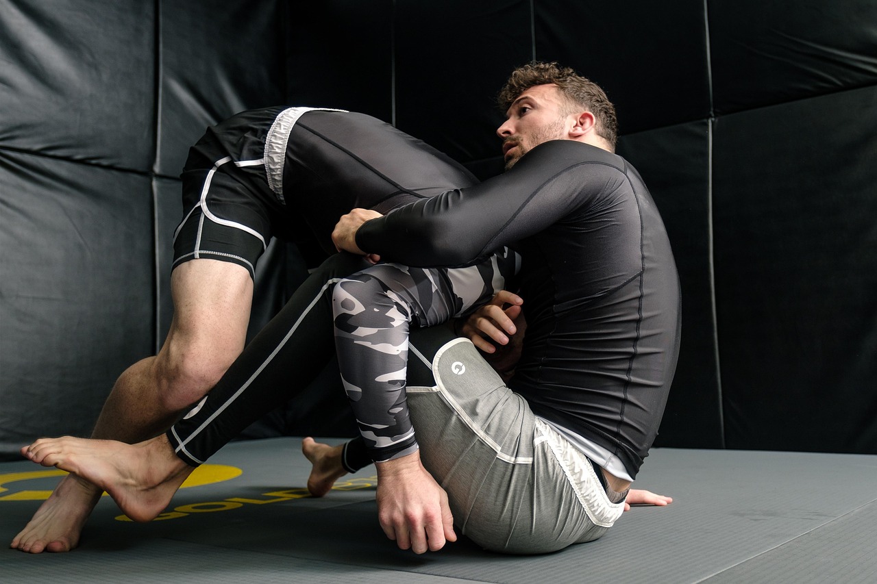 Practicantes entrenando jiu-jitsu en el tatami